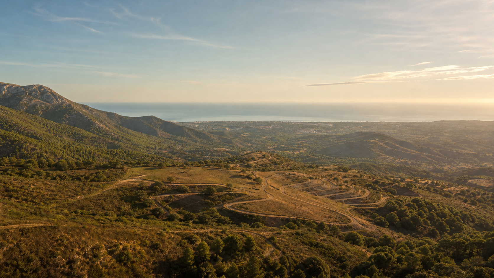 Paisaje mediterraneo entre la sierra y la costa